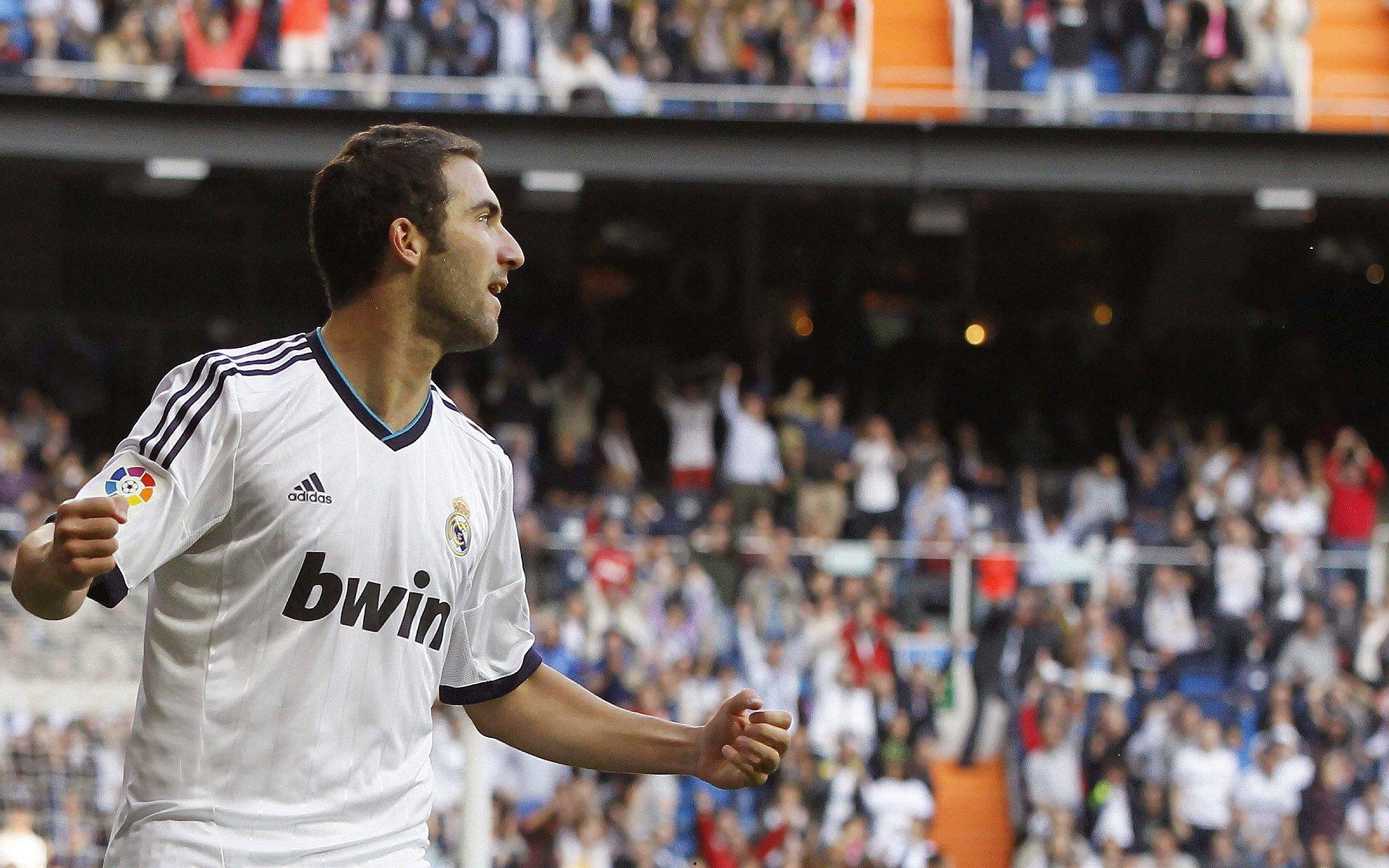 詹姆斯篮板新高显统治力，15板创赛季纪录助队取胜